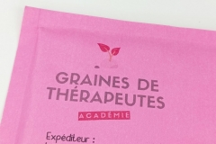 exemple de logo sur enveloppe rose